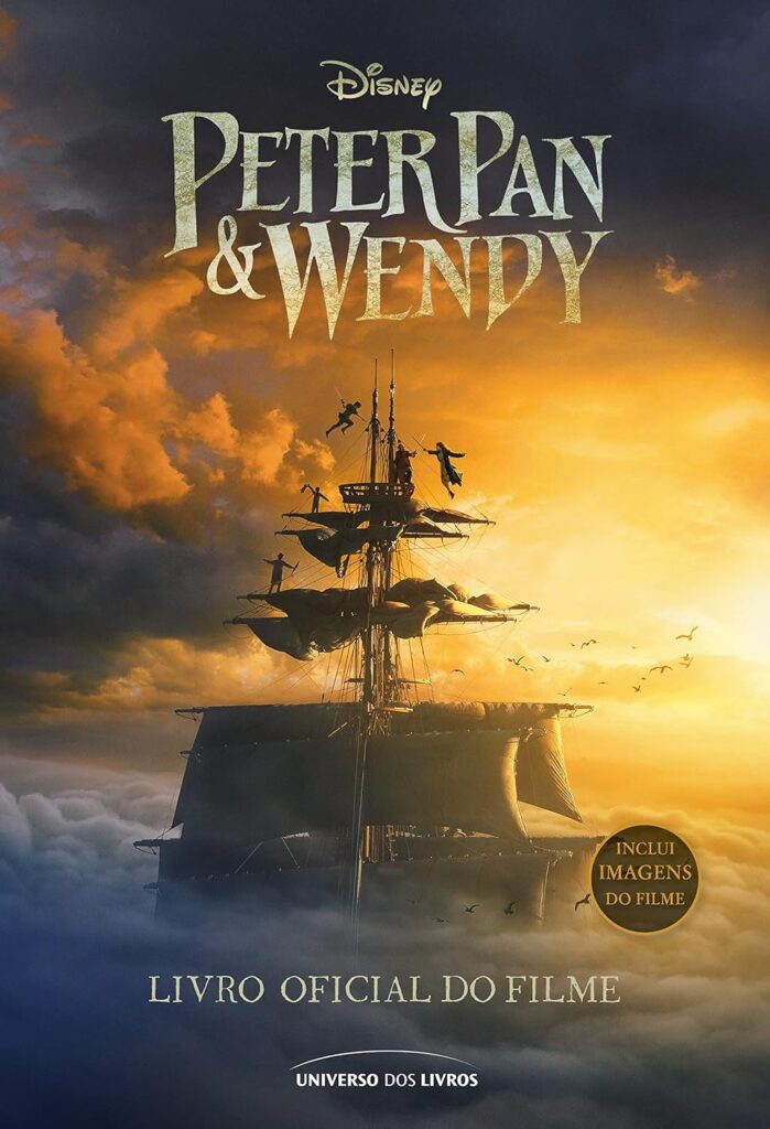 Capa com a silhueta de um navio pirata voando em direção a um céu dourado no livro oficial do filme Peter Pan & Wendy, da Universo dos Livros. Projeto de revisão editorial e tratamento de texto de ficção.