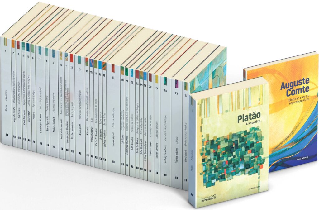 Grande quantidade de livros com lombadas brancas organizados em fileira com destaque para os volumes de Platão e Auguste Comte na Coleção Folha Pensadores, publicado pela Folha de S.Paulo. Exemplo de revisão técnica e de texto para coleções de filosofia e não ficção.